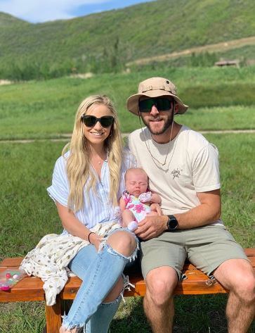 Lev Loe Tomac with her parents.